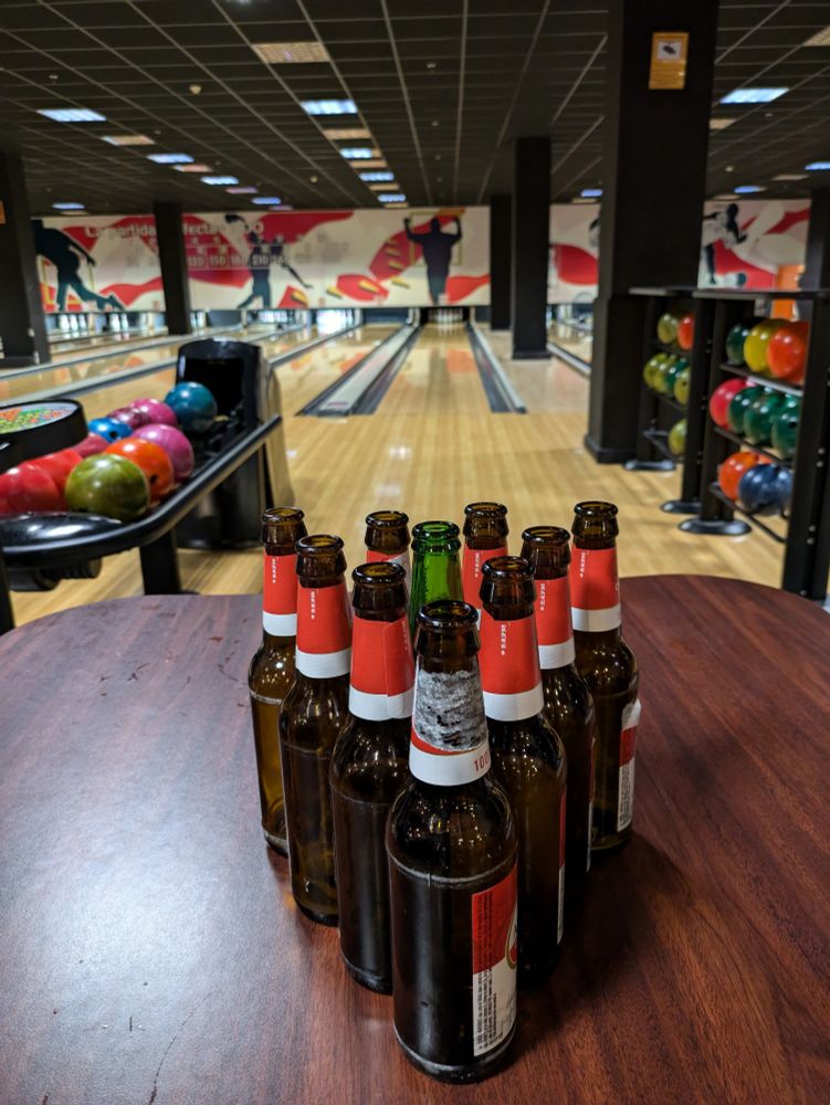 Unos bolos en formación con tercios de cerveza.