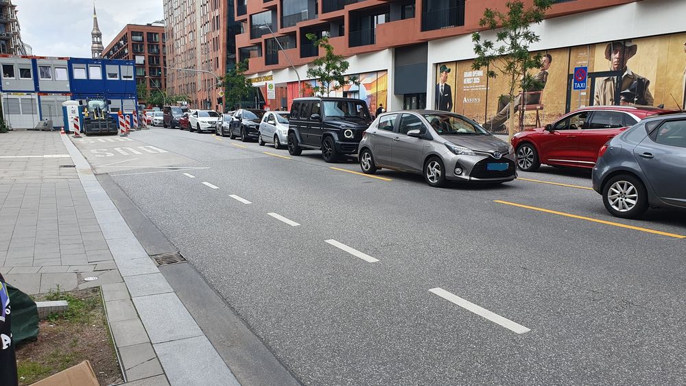 Long queue of cars trying to park at Hamburg's Westfield Mall