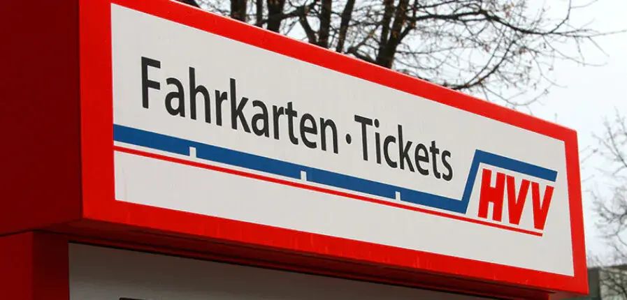 Beschriftung eines Fahrkartenautomaten in Hamburg mit dem Text Fahrkarten - Tickets HVV