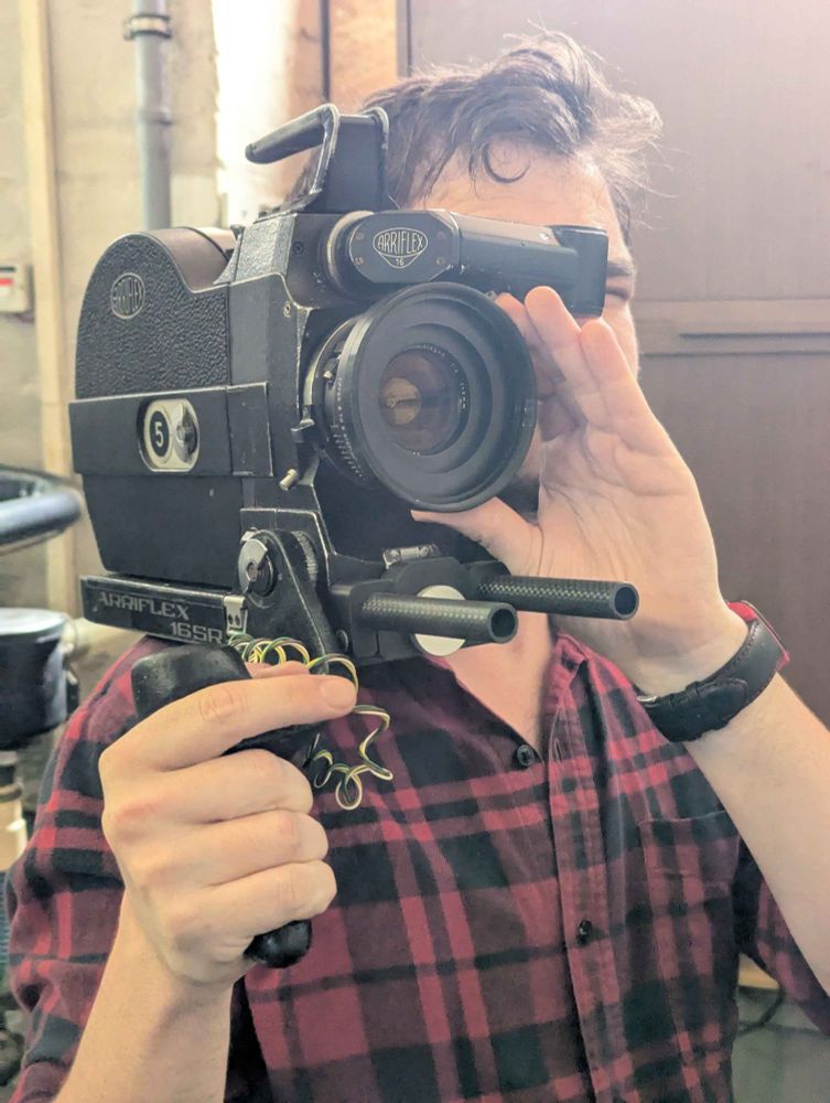 I am holding a goddamn Arriflex 16SR 
