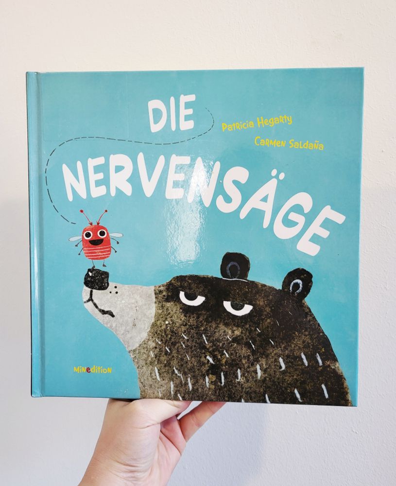 Ich halte das Bilderbuch "Die Nervensäge" hoch.
