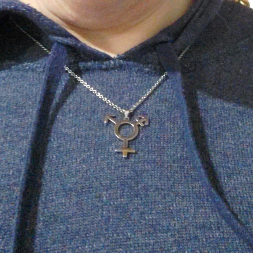 Eine Halskette mit Transgender-Symbol aus Silber.
