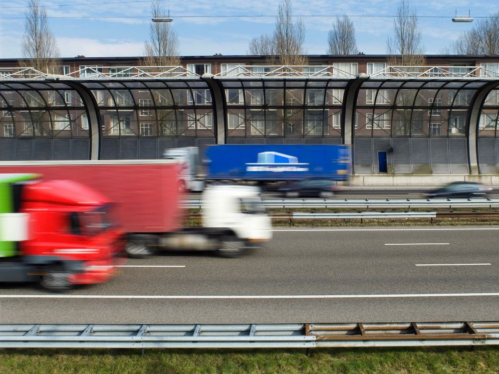 Foto van vrachtwagens op de snelweg.