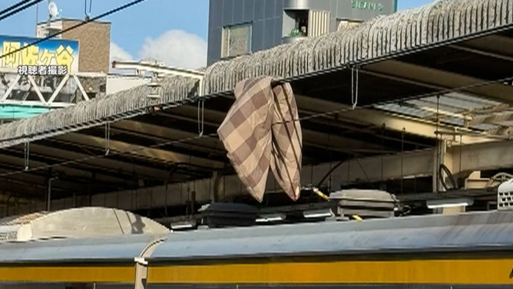 布団がふっとんで…電車架線に引っかかる　中央総武線は一時運転見合わせ　約5000人の乗客に影響　JR阿佐ケ谷駅（FNNプライムオンライン（フジテレビ系）） - Yahoo!ニュース