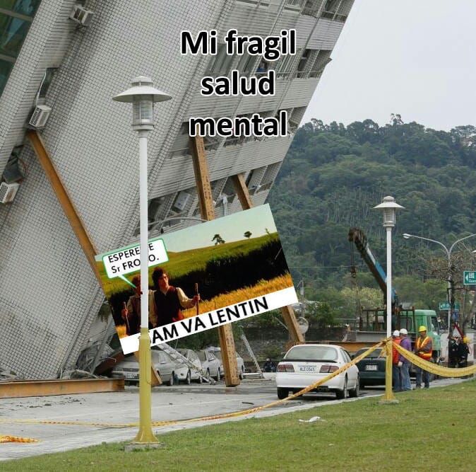 Un edificio cayéndose con "mi frágil salud mental" puesto or encima, sinetado por vigas de madera con el meme de Sam va lentín 