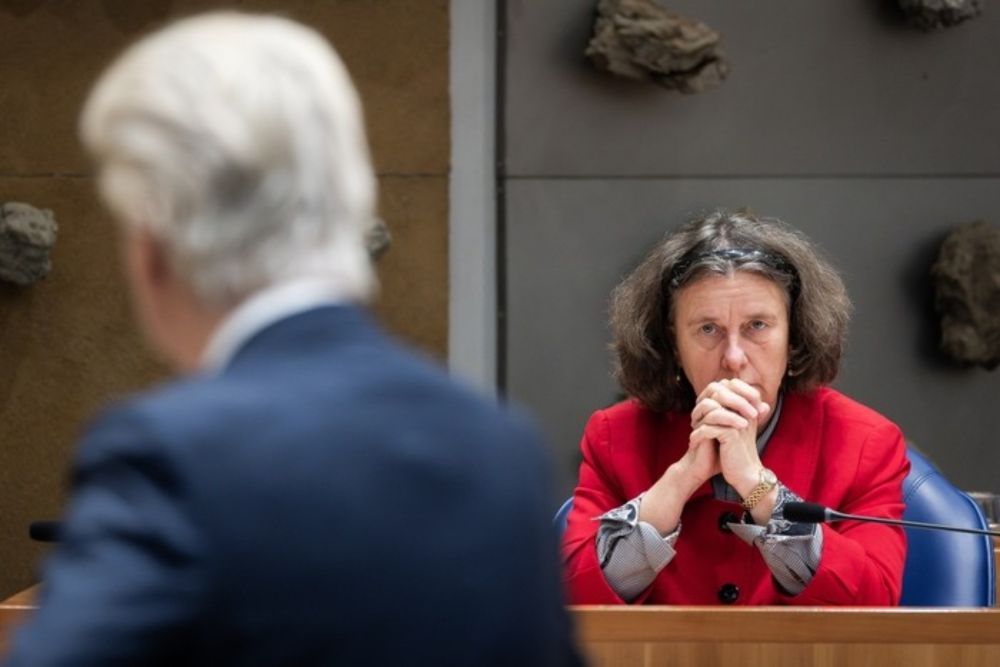 Met de selectie van bewindspersonen had Geert Wilders laten zien dat hij het landsbestuur niet serieus nam. Als een democratie bestuurlijk onvermogen oplevert, brengt zij haar eigen voortbestaan in ge...