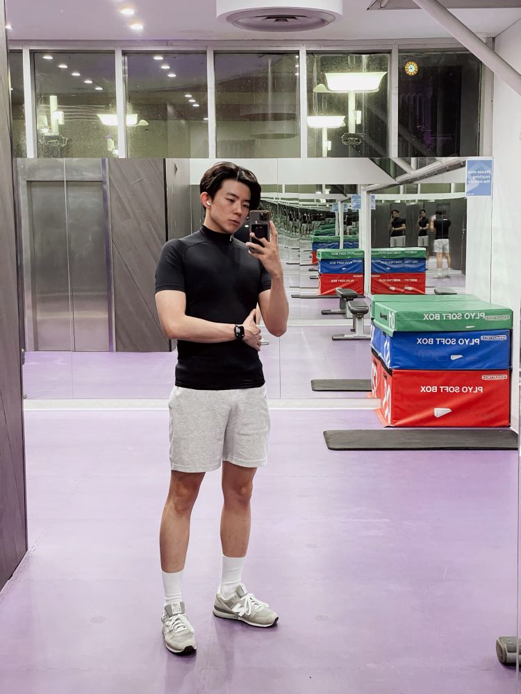 gym mirror selfie