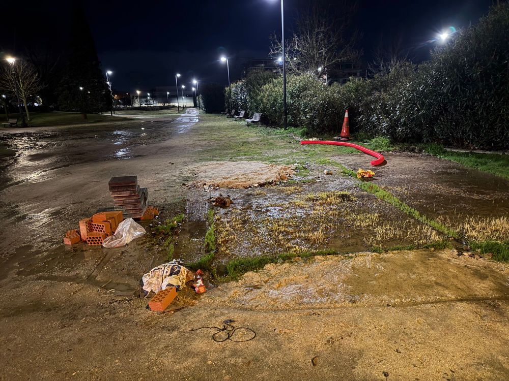 Suciedad y restos en un parque