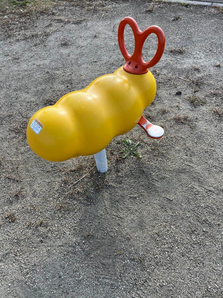 公園にあるエビフライみたいな遊具
