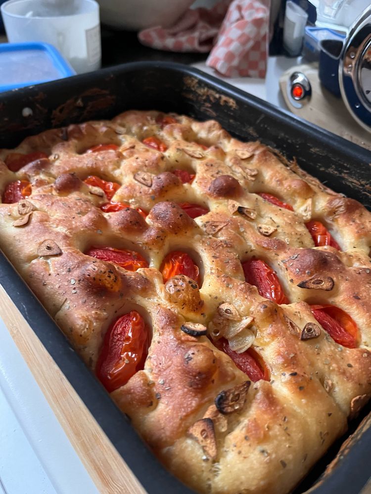 Focaccia mit Tomaten und Knoblauch