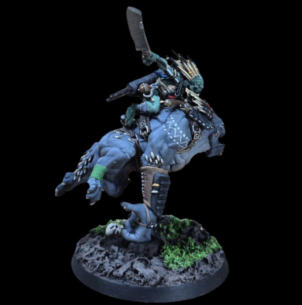 A side on image of a Kroot Rampager, painted grey with a green rider, with a brown and green jungle base. The Rampager has zigzag warpaint surrounded by dots on its arm.