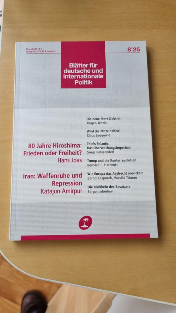 Die August-Ausgabe der »Blätter« liegt auf einem Tisch.