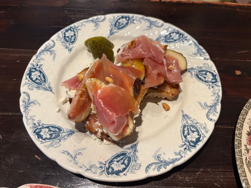 いちじくとフェタチーズのオープンサンド
