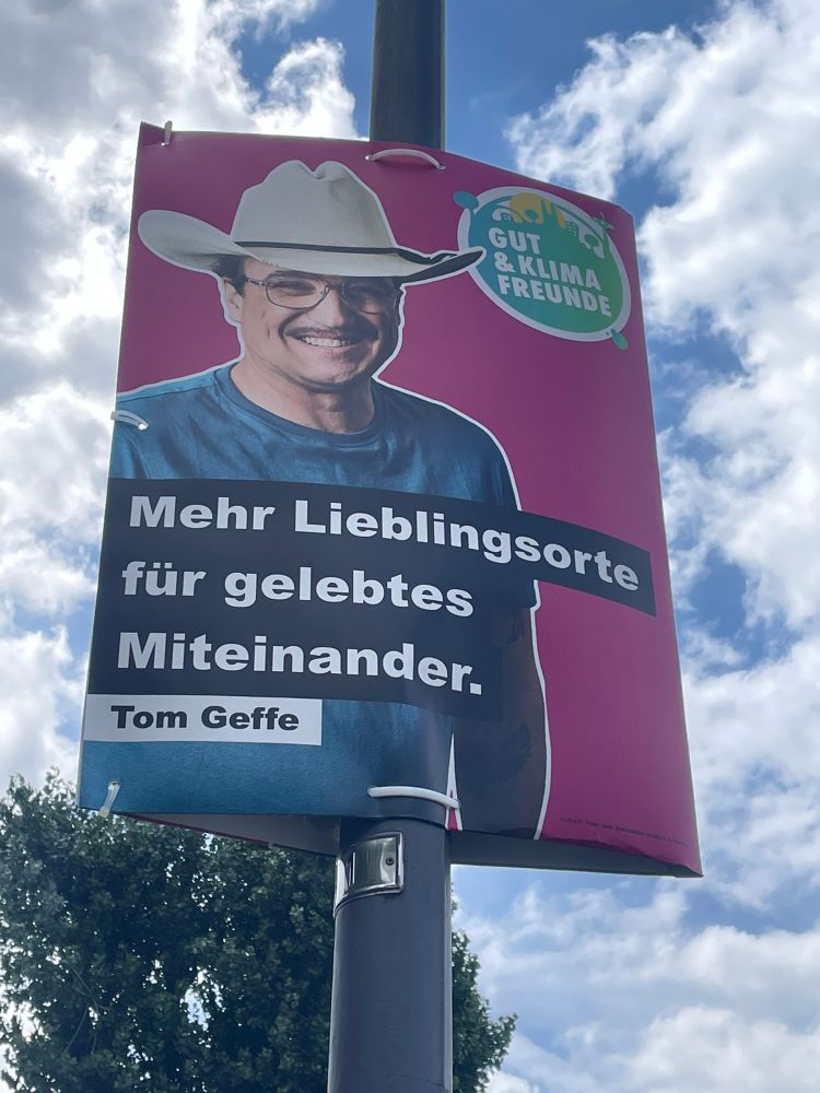 Wahlplakat bei GUT Köln: Der Kandidat trägt Cowboyhut. Mehr Lasso wagen für Köln