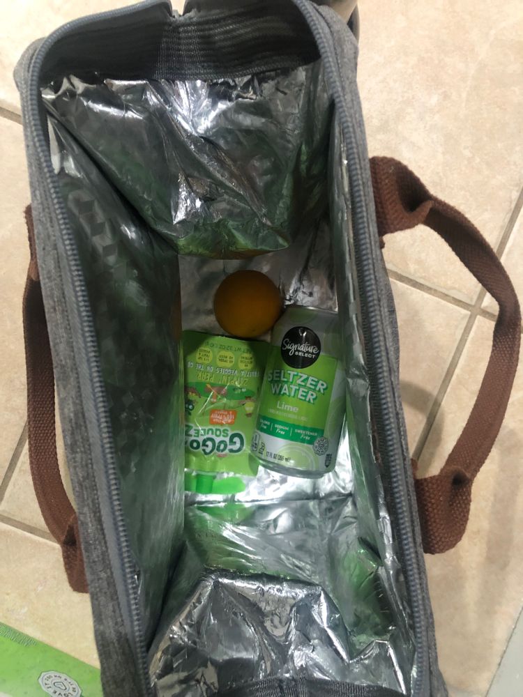 Lunchbox with seltzer water, clementine, and a gogo squeeze fruit pouch. 