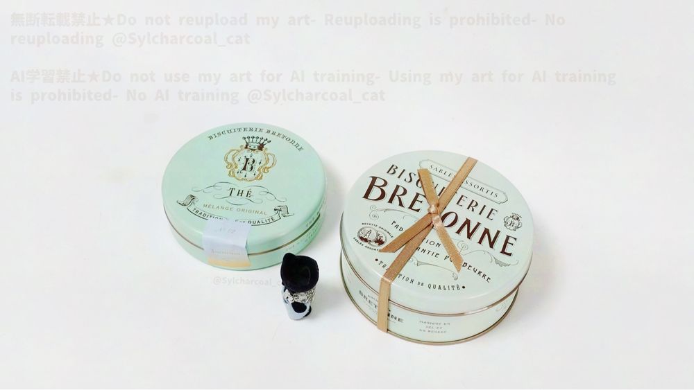 アニバーサリー缶を眺めるシルバニア