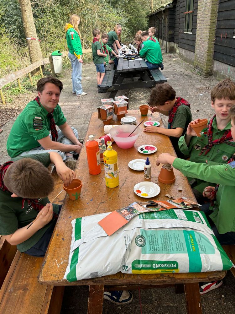 Welpen zijn potjes aan het schilderen