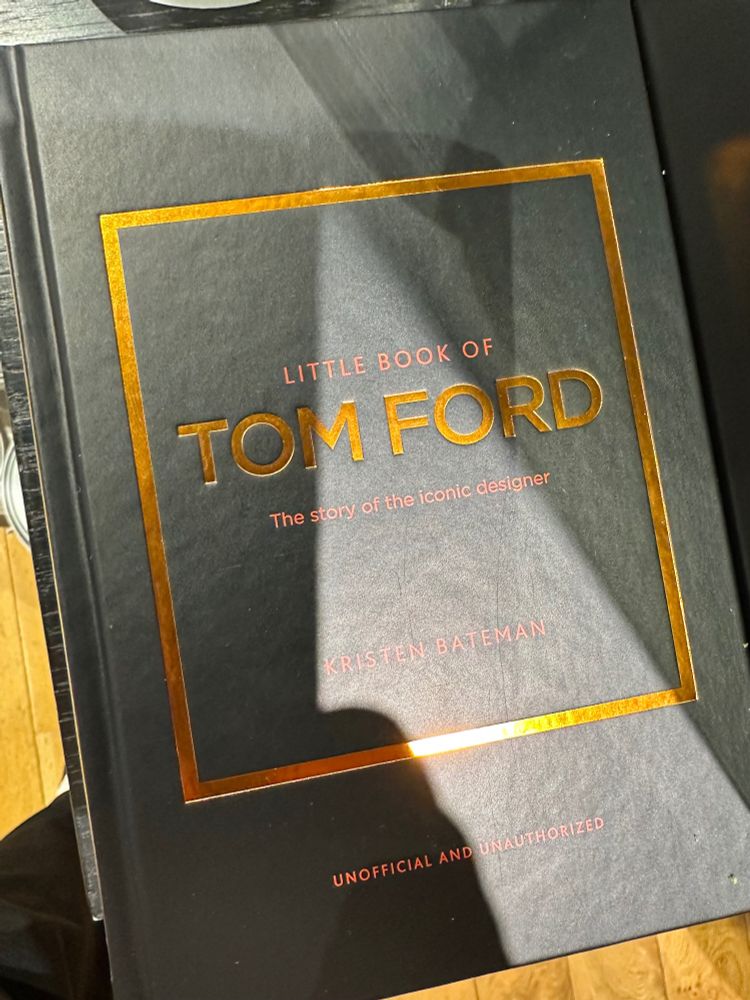 Buch „Little Book of Tom Ford“ hier: ein Designer 
Zufällige Namensgleichheit- So heißt auch ein Snookerspieler 