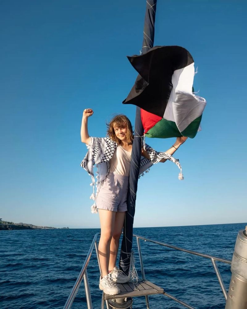 Greta Thunberg sur un bateau de la Flotilla Sumud brandissant le drapeau palestinien 