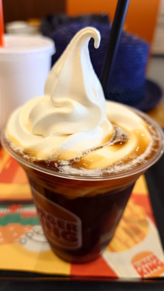 バーガーキングのコーヒーフロートあふれかえる