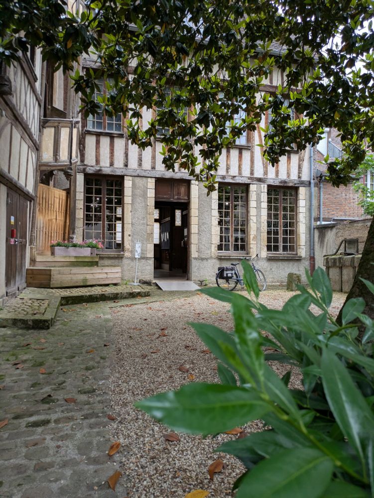 Cour de la maison de Jean Cousin.