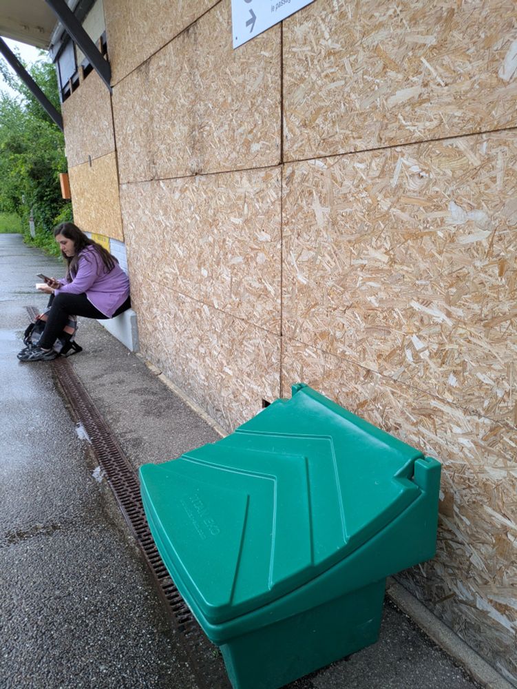 
Pas de bancs
Quai d'en face il y en a un sous la pluie.