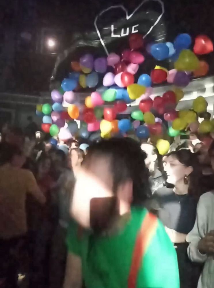 Des ballons de toutes les couleurs qui tombent du plafond pendant le concert de Gros Cœur au Botanique et les gens qui dansent très fort.