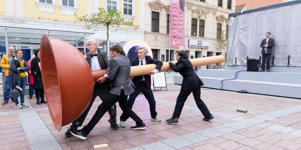 Kunst-Performance mit WC-Saugglocke in St. Pölten erzürnt ÖVP und FPÖ