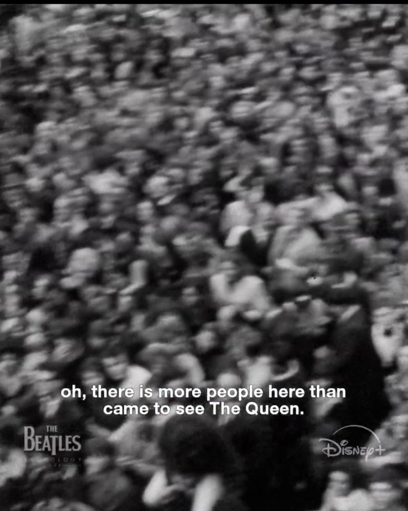multidão de fãs aguardando os beatles com a legenda “oh, there is more people here than came to see The Queen”
