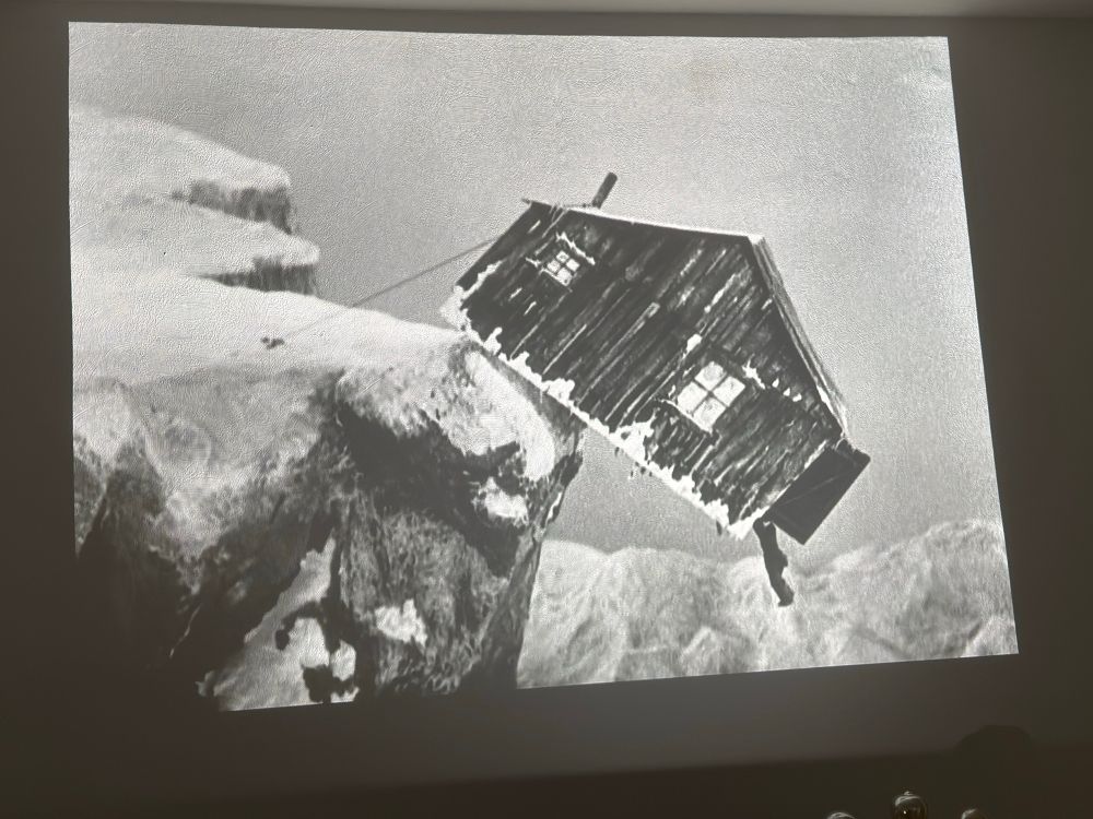 La scène mythique de la cabane au bord de la falaise dans La ruée vers l’or de Chaplin.