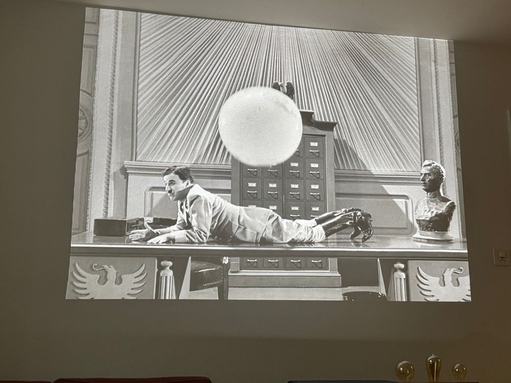 La scène du globe terrestre dans le Dictateur de Chaplin.