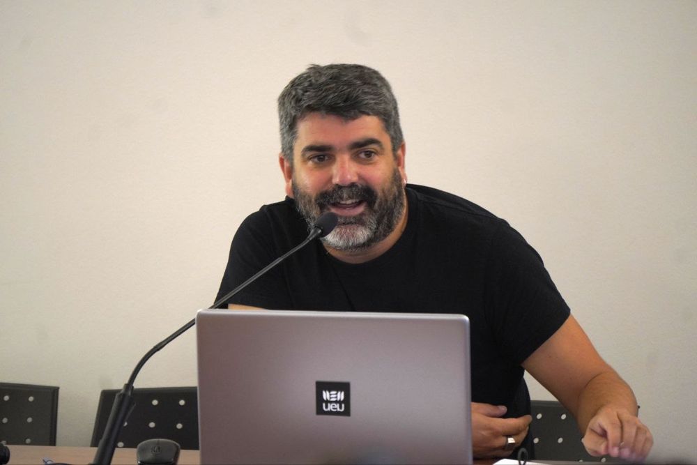 Ibon Egaña Etxeberria mikrofono aurrean hitz egiten. Lehen planoa