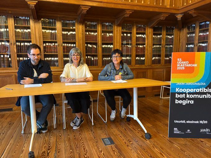 “Kooperatibismo bat komunitateari begira: lurraldeetako beharrei erantzuteko ereduak zabaltzen” jardunaldia aurkezten (UEUren 53. Udako Ikastaroak). Ezkerretik haista Haritz Azurmendi Arrue (Jakin), Irati Iciar Madinabeitia (UEU) eta Agurtzane Solaberrieta Mesa Usurbilgo alkatea