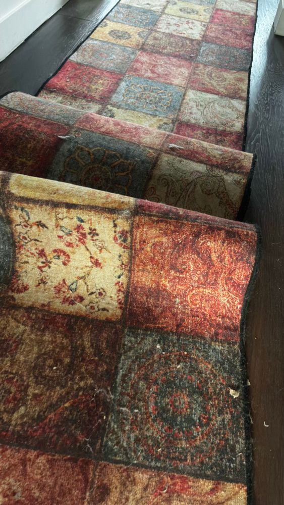 Tapis replié comme si on avait fait du surf dessus 