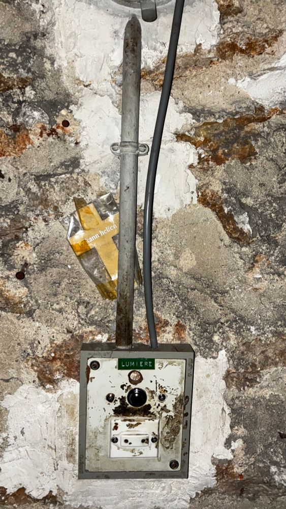 Le même crucifix coincé au dessus de l’interrupteur 