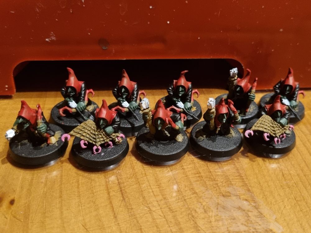 10 gloomspite gitz shootas partially painted. 