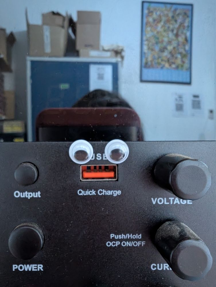 Conector USB com olhinhos em cima. O conector parece uma boca, especialmente por que é vermelho 