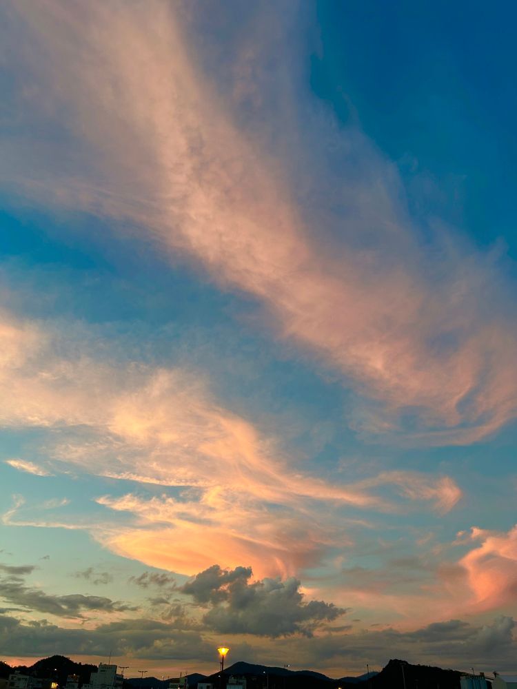 太陽が沈んだ直後の空　まだ夕陽を映して雲がピンクに染まっています