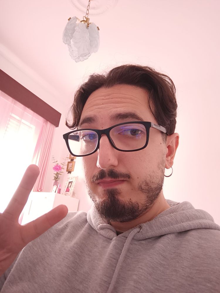 Cortesito espectacular con mi cara de amargado porque estoy trabajando deseando que me despidan.