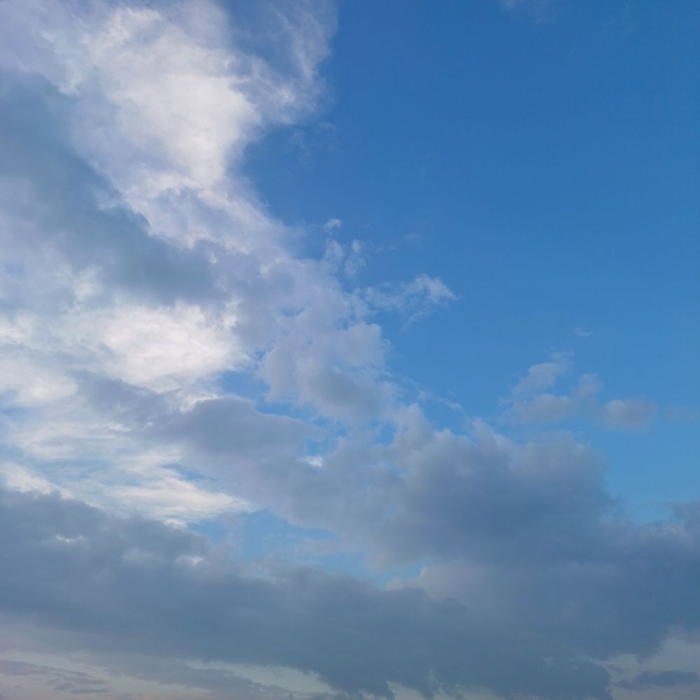 A picture of blusky with some white and some dark clouds 