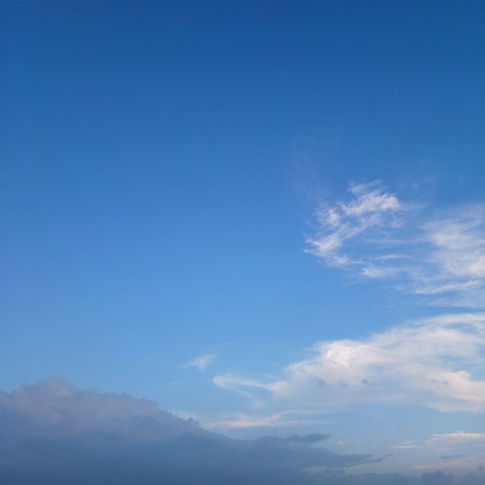 A picture of blusky with some white and some dark clouds 