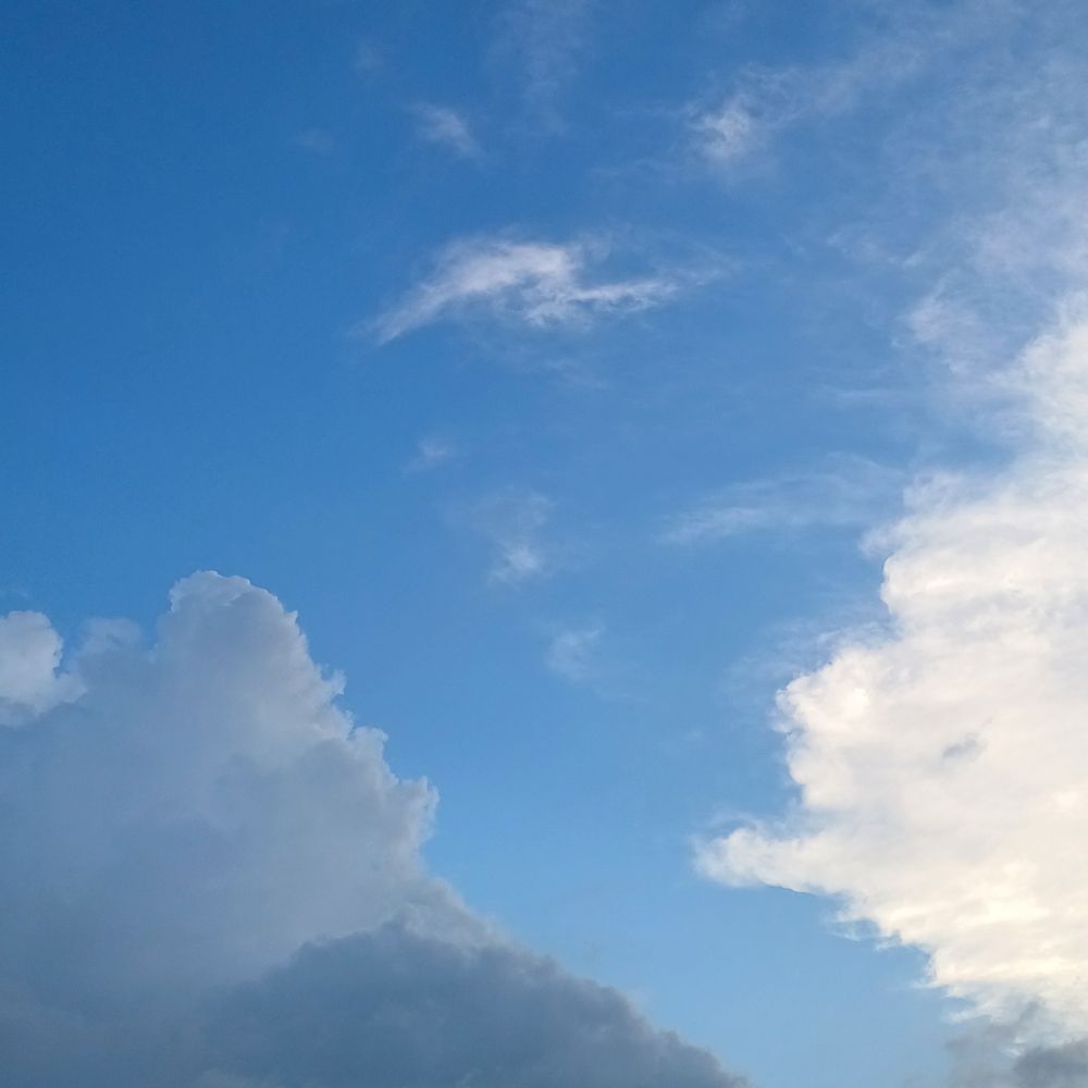 A picture of blusky with some white and some dark clouds 