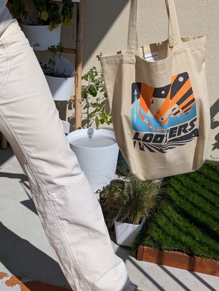 Looters tote bag in action