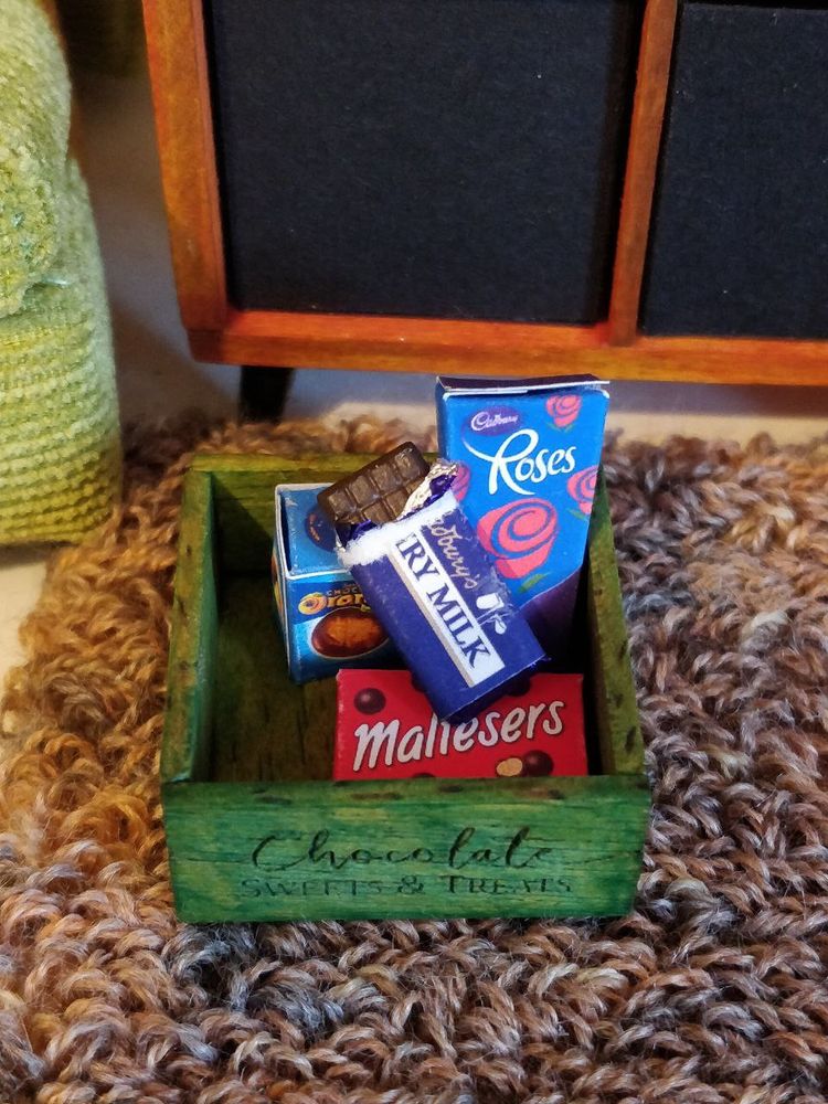 Caja con el chocolate anterior y otros dulces de UK