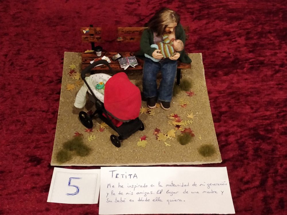 La misma escena desde otro ángulo con el número 5 y un texto que dice: "Tetita. Me he inspirado en la maternidad de mi generación, la mía y la de mis amigas. El lugar de una madre y su bebé es donde ella quiera"