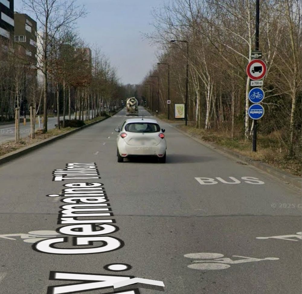 Autoroute urbaine de 6 voies de large dont 2 reservées aux bus. Le long d'une voie de bus il y a également un panneau indiquant une piste cyclable obligatoire sauf qu'il n'y a jamais eu de piste cyclable à cet endroit.