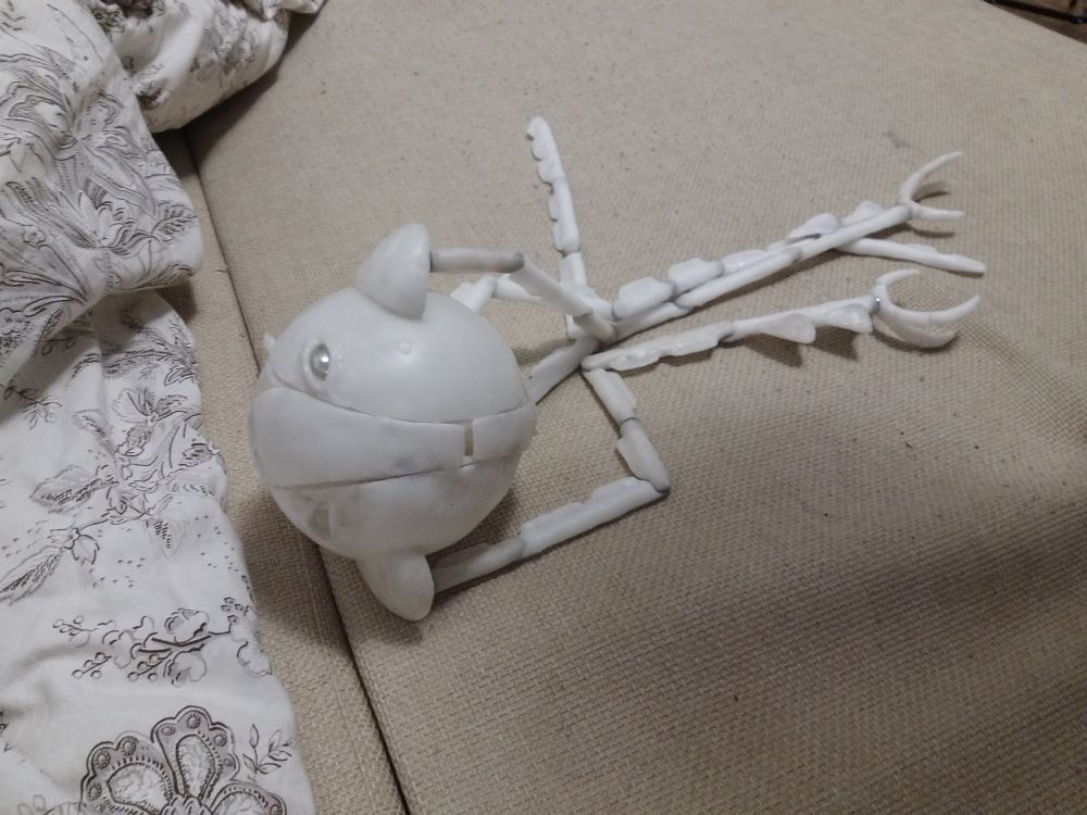 A very-very derpy defeathered spherical owl, looks high as a kite