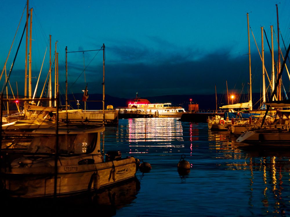 Bateaux dans la nuit sur les bords du lac