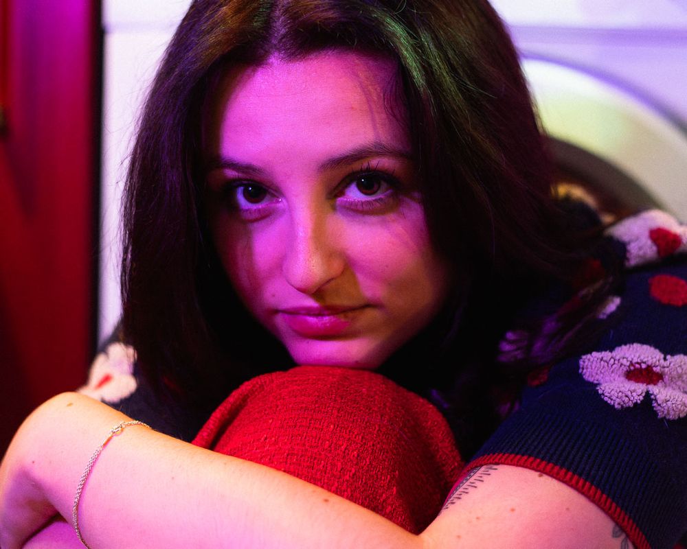 Portrait féminin sous une lumière violette 