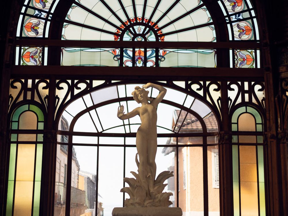 Statue de Vénus sous un vitrail dans un style Art nouveau 